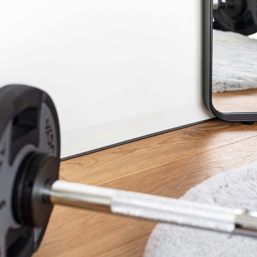 Микроплинтус алюминиевый Decaro M15A Brass Brush Латунный браш 2000×6×15 фото в интерьере